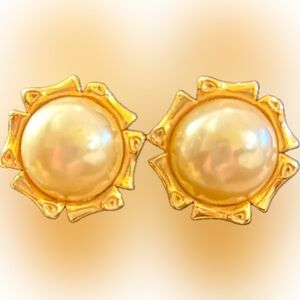 Vintage Givenchy Mabe Pearl Clip Earrings